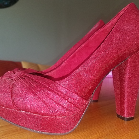 Vintage Inspired Red Fabric Platform Heels - Picture 4 of 4